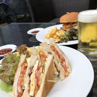 プール横のレストランのランチ。飲み物とセットで1000円以下