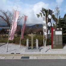 石碑と解説板。