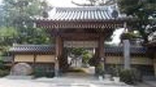 地下鉄東京メトロ副都心線西早稲田駅から西のエリアにあります。