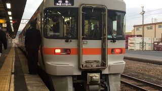 朝夕は本数も多い住宅路線。