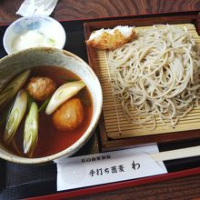 肉そば（1000円）、味噌おにぎりは父からもらった