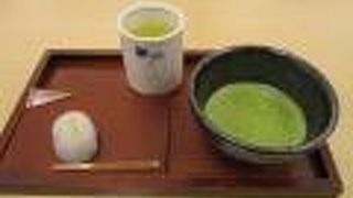 こしあんを、つるんとやわらかい羽二重餅でくるんだ人気の銘菓、 純白に浮き上がる「きよめ」の焼き印は、伝統の証です。