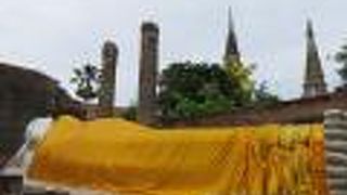 横たわる涅槃仏