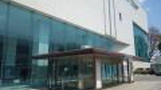 大ホールと小ホールを有するきれいな施設