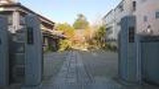 歴史の重みを感じる小さな本堂