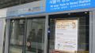 日本語・英語表記もあって分かりやすく、キレイな駅。　A'Rexの一般電車なら、Tmoneyで乗れます