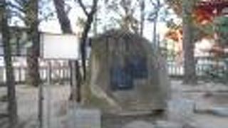 お隣には「市川猿之助」の石碑もあります