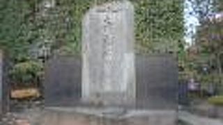 石碑などがたくさん設置されている静かなエリア