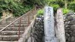 大船観音のすぐ北にある