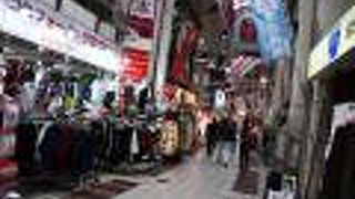 商売人向けの道具が並ぶ商店街