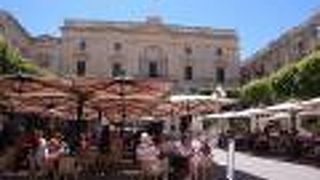 聖ヨハネ大聖堂隣の憩いの広場