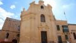 広場を彩るはちみつ色の教会