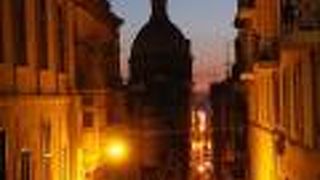 大きなクーポラが目印の教会