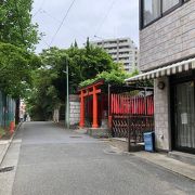 駅前の住宅地に囲まれて祀られている