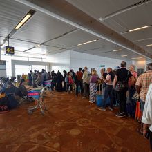 驚くなかれ、ちゃんと皆さん列に並びます。