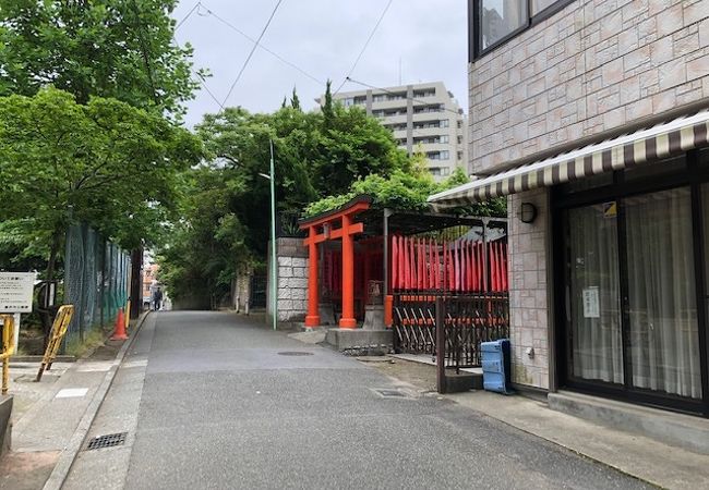 駅前の住宅地に囲まれて祀られている