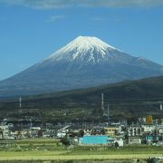 静岡県と、山梨県に跨る日本最高峰の独立峰で、その優美な風貌は数多くの芸術作品の題材とされ日本国外でも日本の象徴として広く知られています。