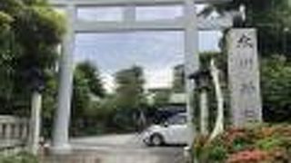 新目白通り沿いにある