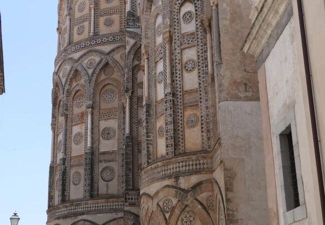 大聖堂の後ろ姿はアラブ雰囲気満載です