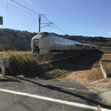 冬場の青空と特急車両です。