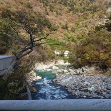 渓谷にはつり橋も