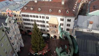 元々旧市庁舎の火の見櫓として建てられ塔で、展望台からは旧市街とチロルの山々が見渡せます