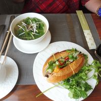 朝食（バインミーとフォー）