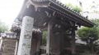 地下鉄東京メトロ南北線本駒込駅から北にあります。