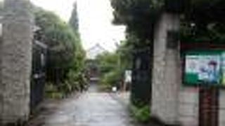 地下鉄東京メトロ南北線本駒込駅の西側にあります。