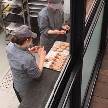 マカロンを作っています。