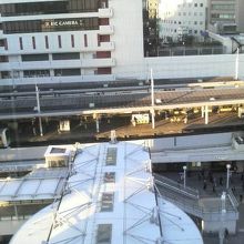 駅のそばのビルの上層階にあり、窓からは駅前を広々と見渡せます