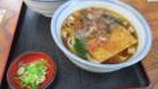 名古屋城を眺めながら、愛知県の名物の代表的麺料理、名古屋きしめんを食べました。