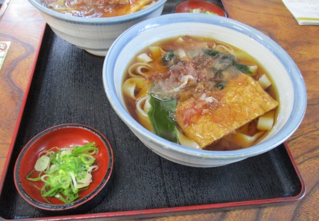 名古屋城を眺めながら、愛知県の名物の代表的麺料理、名古屋きしめんを食べました。