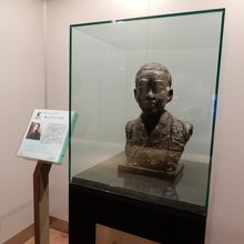 ガラスケースに入った石川啄木の胸像です