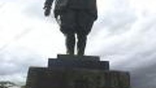 駿府城本丸跡地に立つ像