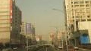 高層ビルが並びます