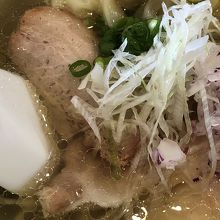 チャーシューは数枚が下に隠れてる