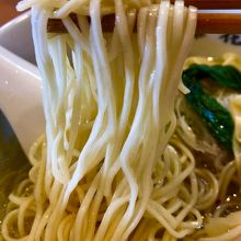 スープだけでなく、麺も第一級