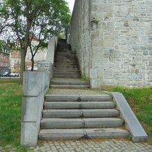ケジュジャン広場近くの城壁への階段