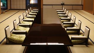 総漆塗りの艶々した黒いテーブル