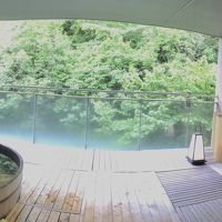 露天風呂の様子。夜に男女入れ替え制になります。