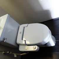 部屋トイレは温水便座。