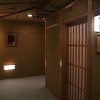 館内の廊下も落ち着く雰囲気。フリードリンクのコーナーも。