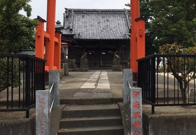住宅街の中、とても静かな神社。