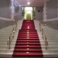 赤い絨毯が敷かれた階段があります