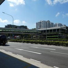 駅は通りの向こう側。