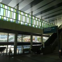 駅の出口から歩道橋へ。