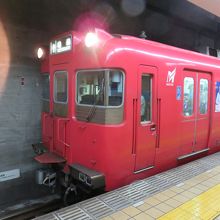 地下に赤い列車は目立つ