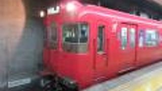 地下鉄に赤い列車が