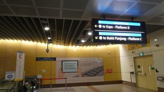 プラットホームが３箇所に分散。行き先に注意。ホーム深いです。